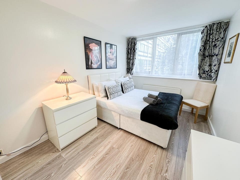 Bed, View (from property/room), Photo of the whole room, Decorative detail, Bedroom, heating, storage, towels, wardrobe