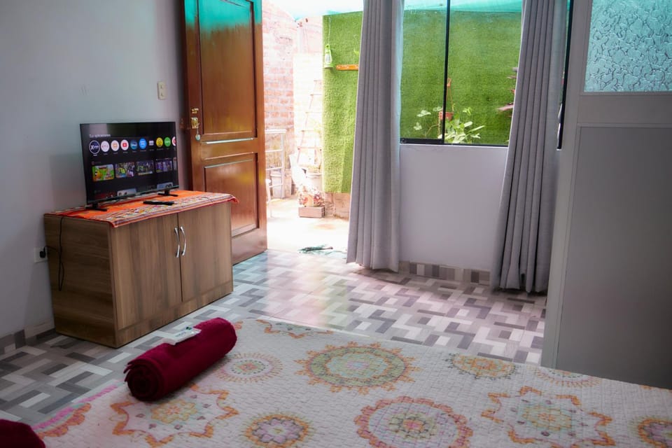 Bed, TV and multimedia, Bedroom, towels