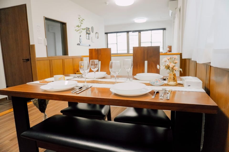 Food and drinks, Seating area, Dining area