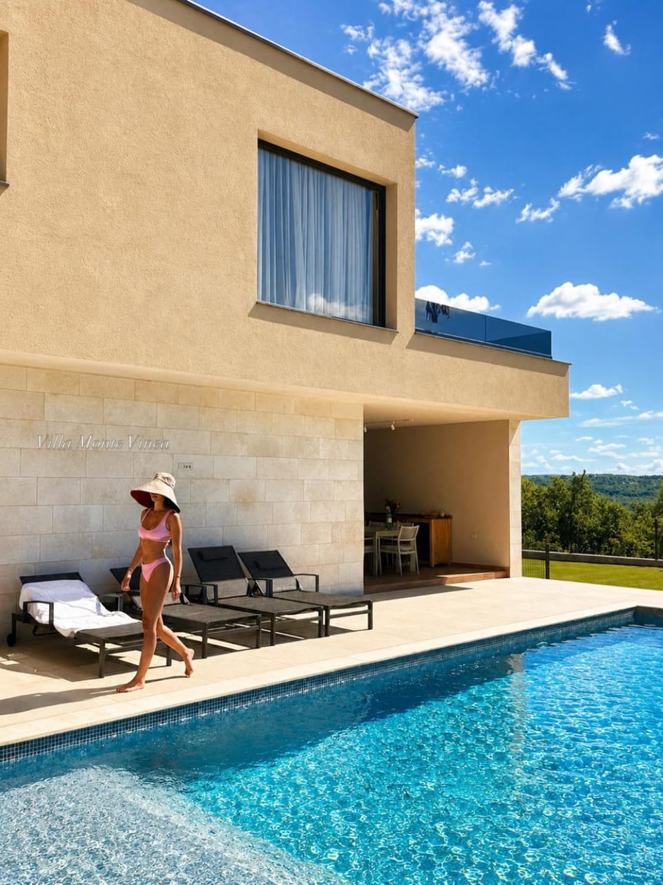 Guests, Swimming pool