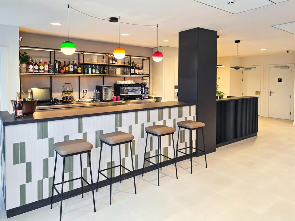 Restaurant/places to eat, Lounge or bar