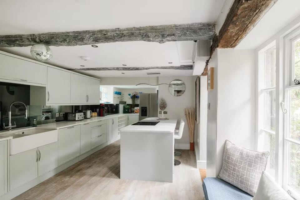 Luxury Townhouse in the Heart of Burford Sleeps 11 House in Burford Church Church Green