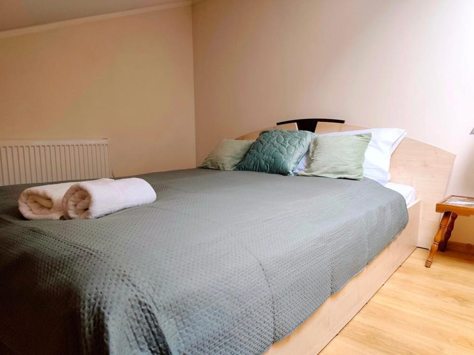Bed, Bedroom, towels