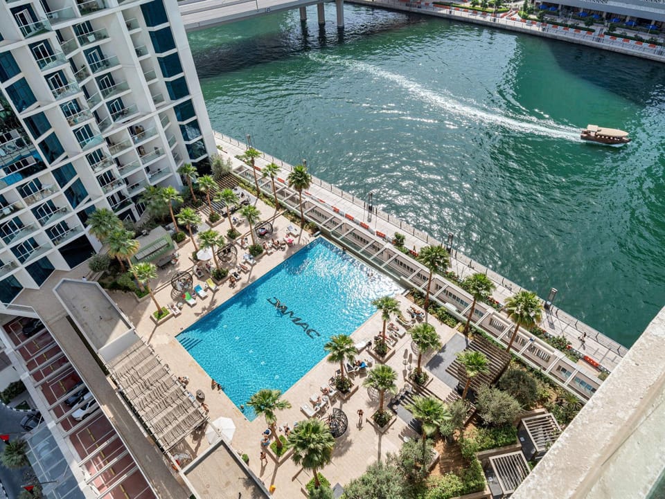 Property building, Day, Natural landscape, Bird's eye view, City view, Lake view, Pool view, River view, Swimming pool