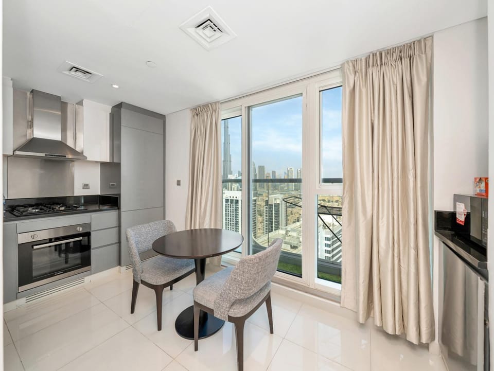 View (from property/room), Balcony/Terrace, Kitchen or kitchenette, Living room, Seating area, Dining area, stove