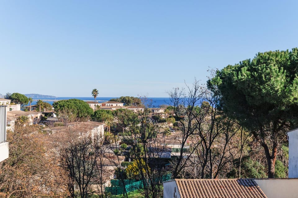 COSY COTTAGE - Studio vue mer et piscine domaines des Hauts de Vaugrenier Apartment in Villeneuve-Loubet