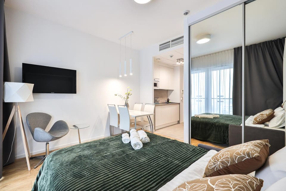 Bed, Photo of the whole room, towels, air conditioner