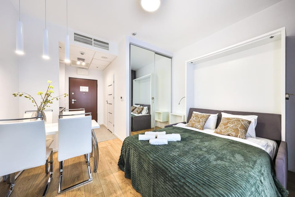Bed, Photo of the whole room, towels, air conditioner