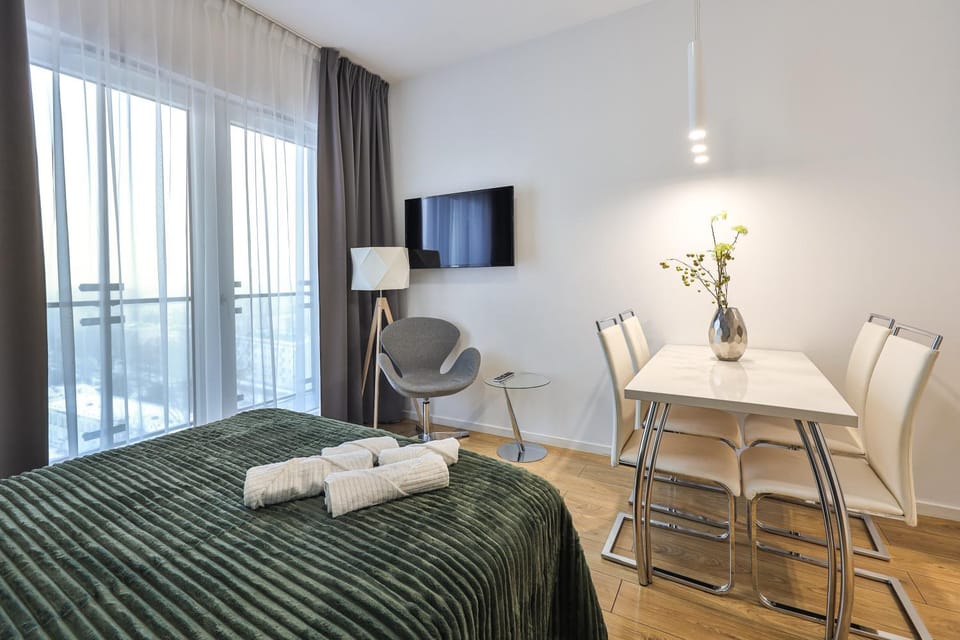 Bed, TV and multimedia, Living room, Photo of the whole room, towels