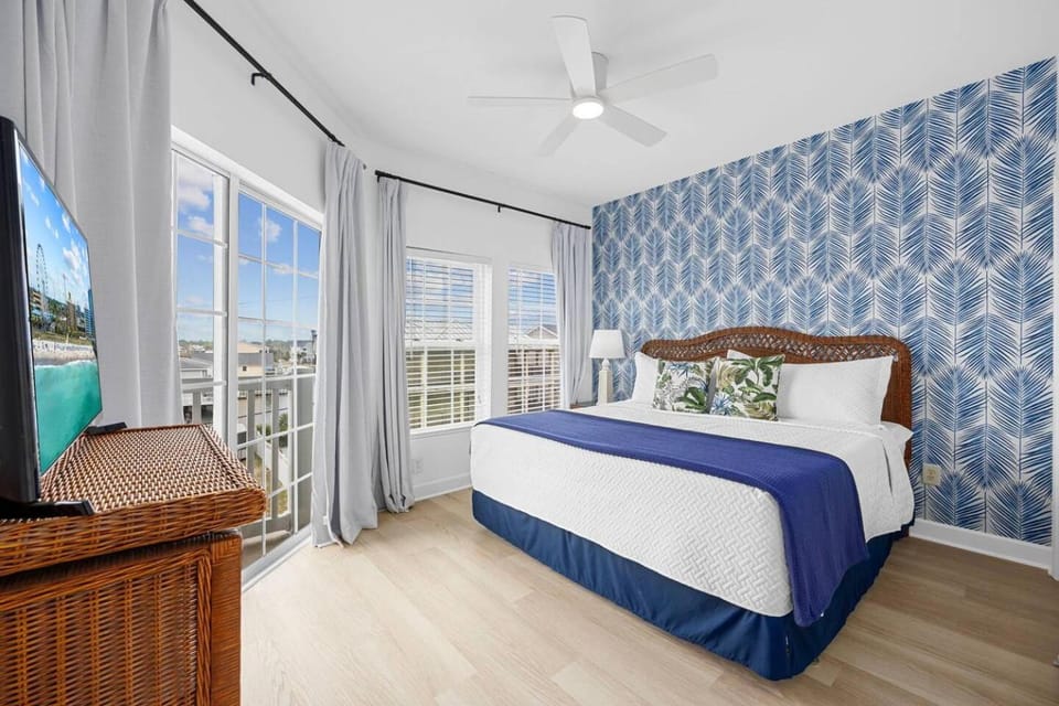 Bed, TV and multimedia, View (from property/room), Balcony/Terrace, Decorative detail, Bedroom