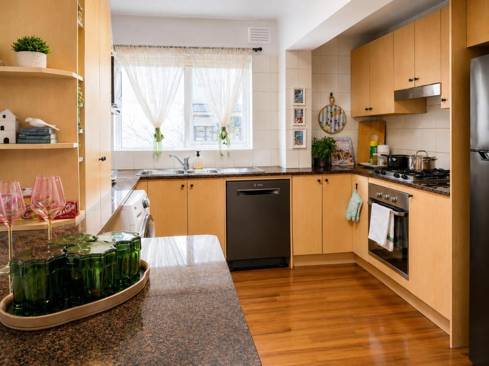 Coffee/tea facilities, Kitchen or kitchenette, dishwasher, oven, stove