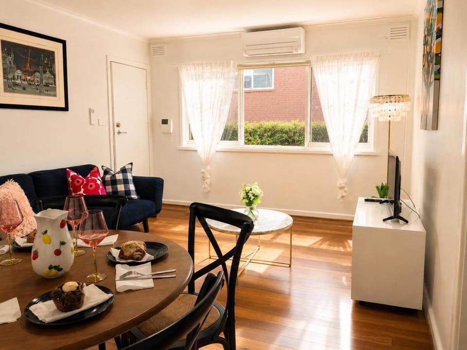 Living room, Seating area, Dining area, air conditioner