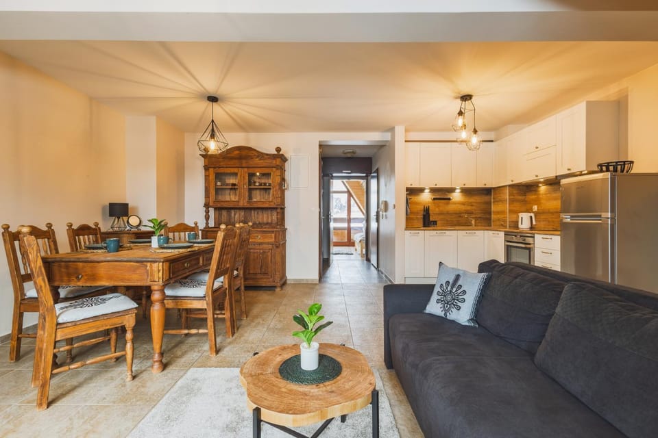 Kitchen or kitchenette, Living room, Seating area, Dining area, oven