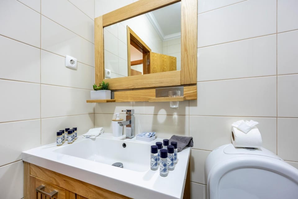 Toilet, Bathroom, towels