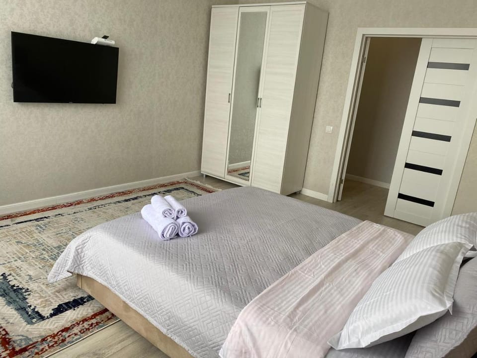 Bed, TV and multimedia, wardrobe