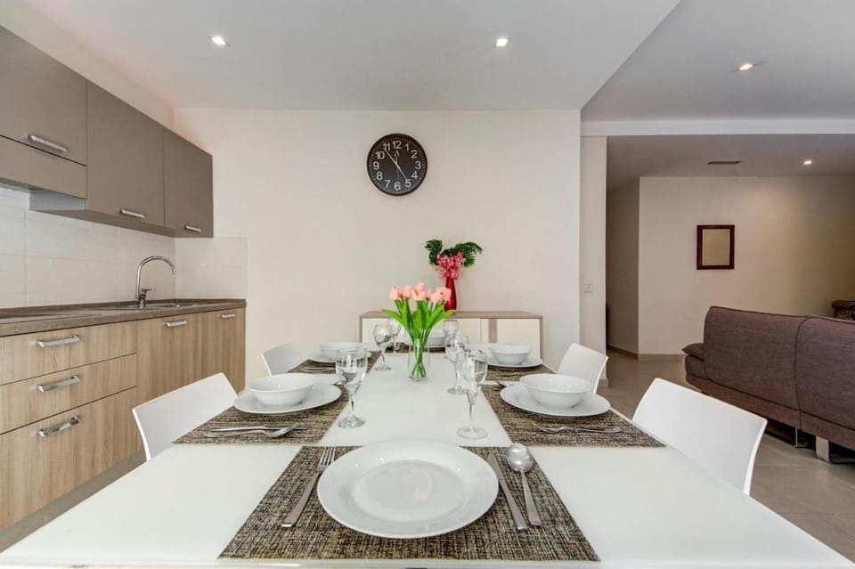 Dining area, kitchen