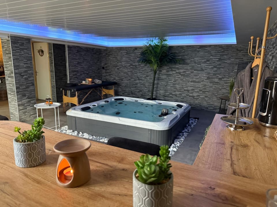 Sisters spa room House in Toulouse