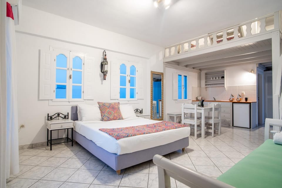 Bed, Living room, Seating area, Dining area