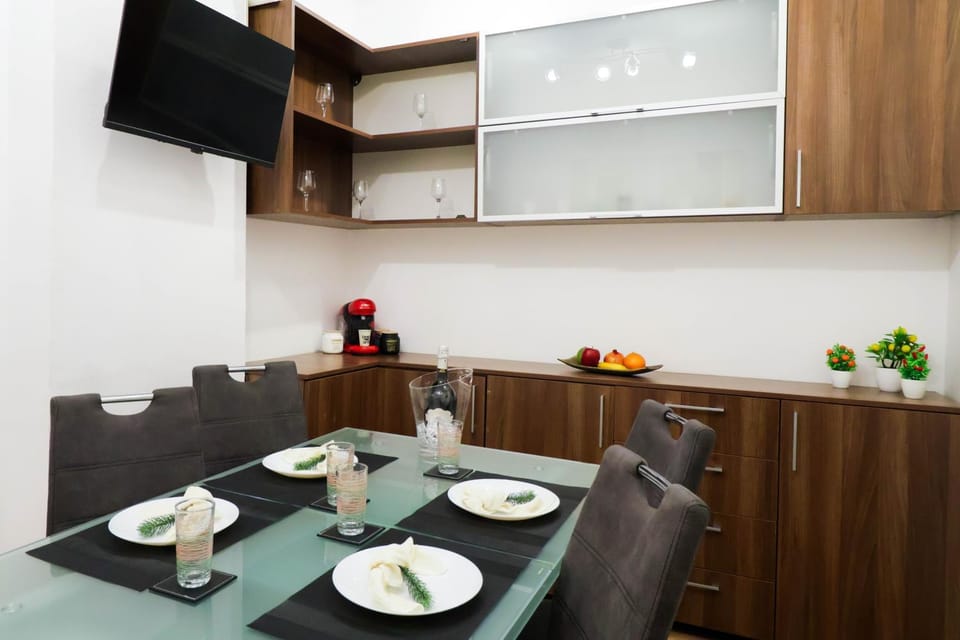 TV and multimedia, Seating area, Dining area