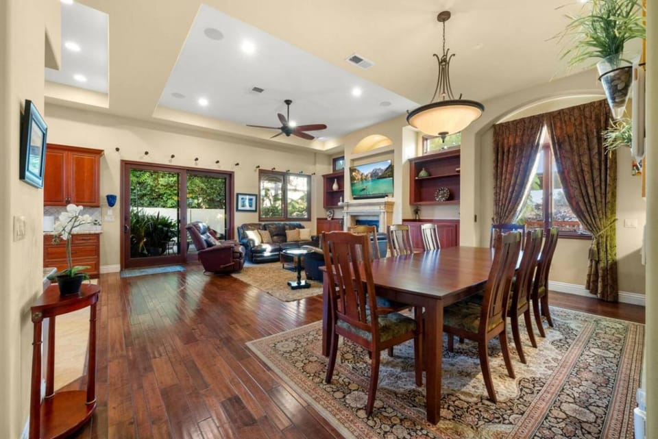 Kitchen or kitchenette, Living room, Seating area, Dining area