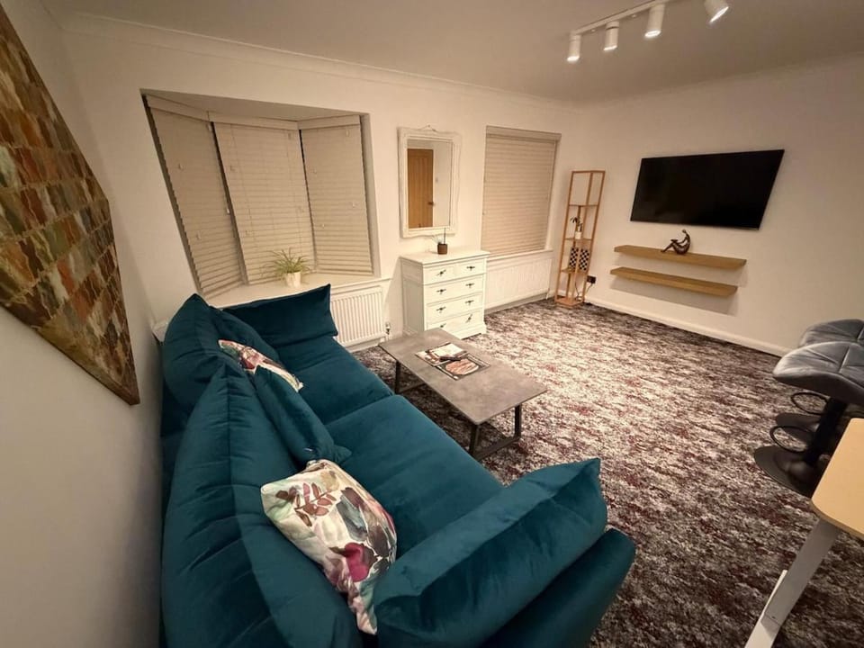 Communal lounge/ TV room, TV and multimedia, Living room, Seating area, Evening entertainment