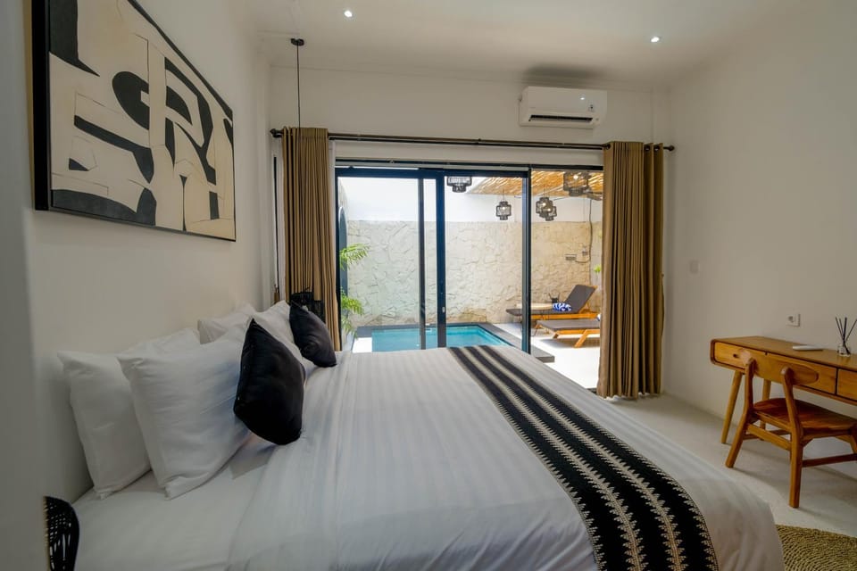 Bed, Living room, Photo of the whole room, Seating area, Bedroom, Pool view, Swimming pool, sunbed, air conditioner