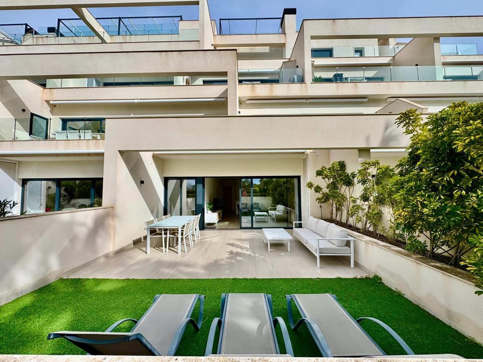 Property building, Garden, Balcony/Terrace