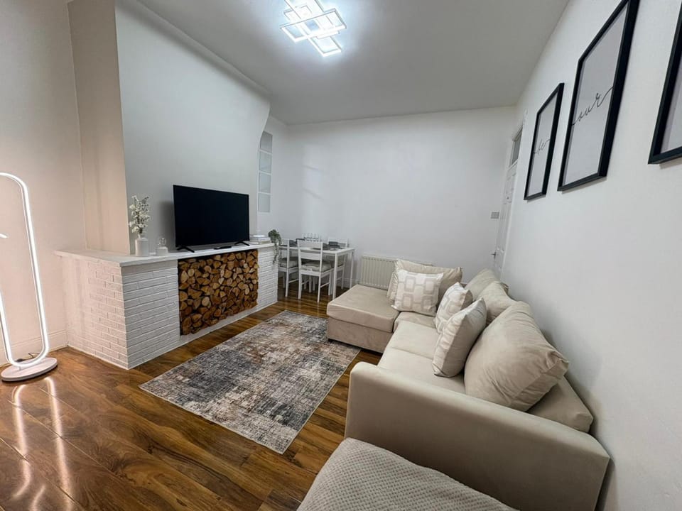 Communal lounge/ TV room, TV and multimedia, Living room, Seating area, Evening entertainment