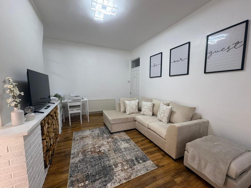 Communal lounge/ TV room, TV and multimedia, Living room, Seating area, Evening entertainment
