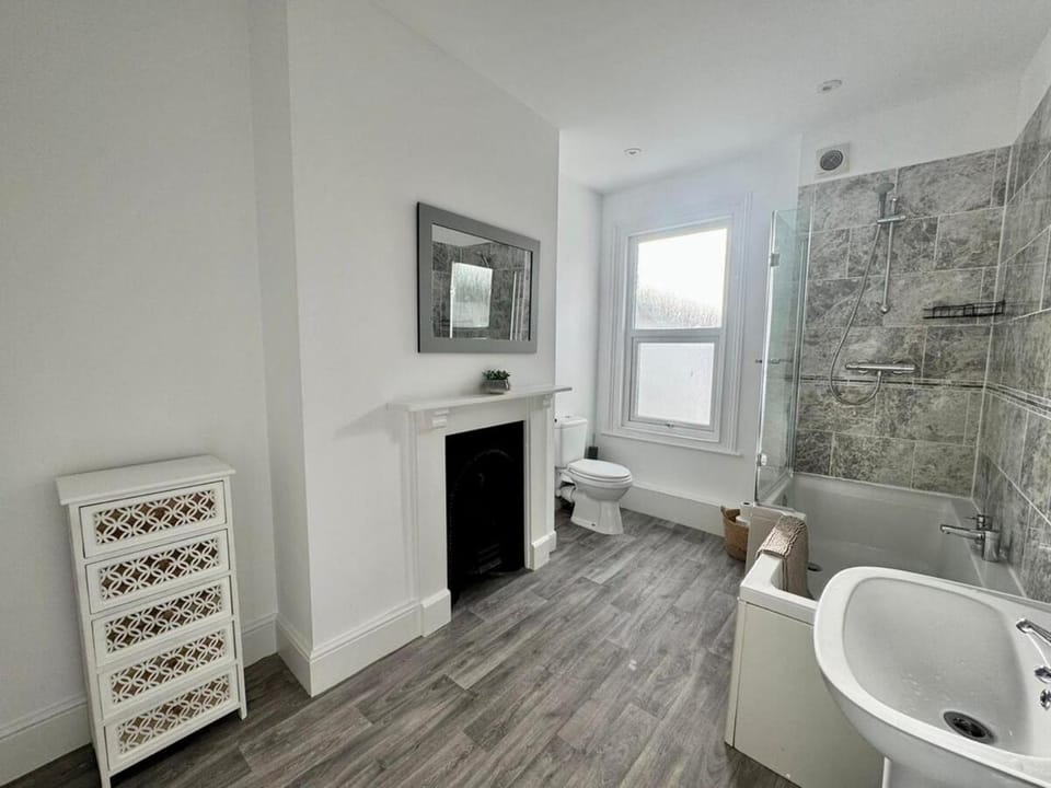 Stylish 2-Bed Home with Garden House in Exeter