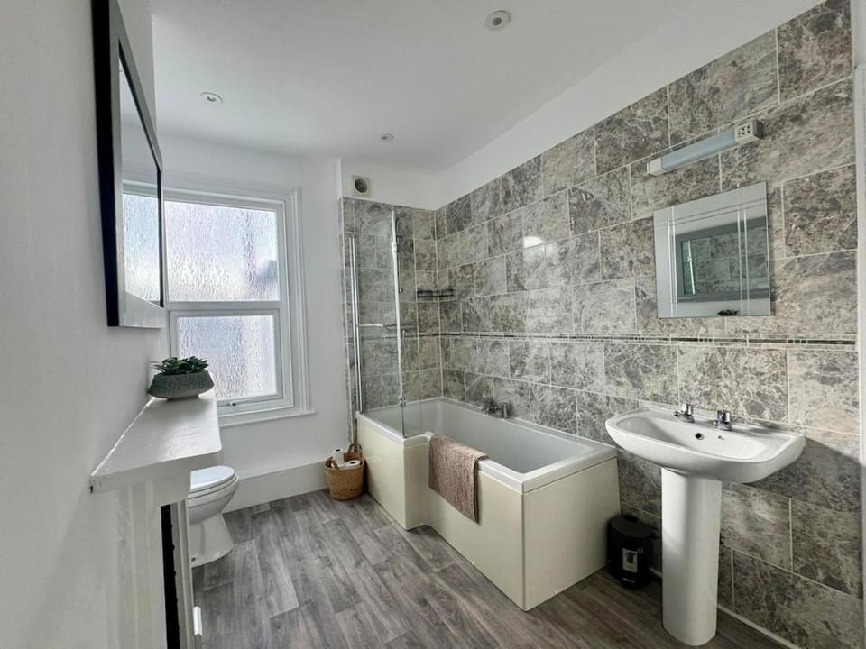 Stylish 2-Bed Home with Garden House in Exeter