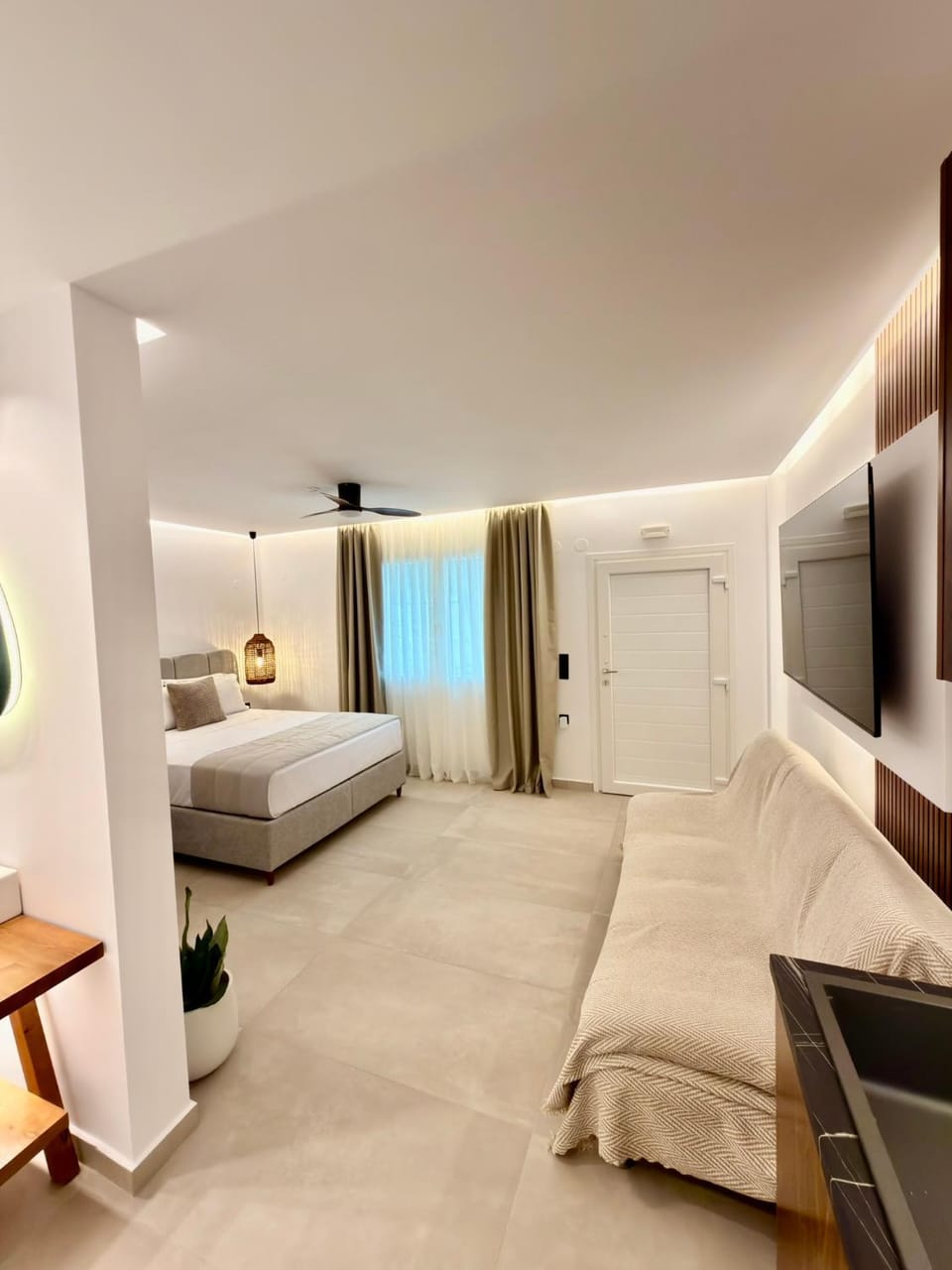 Bed, TV and multimedia, Living room, Photo of the whole room, Seating area