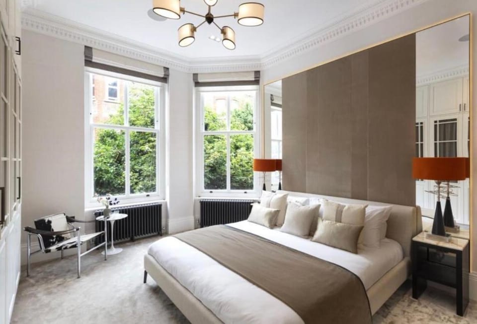 Chic Downtown Flat with City Views Apartment in City of Westminster