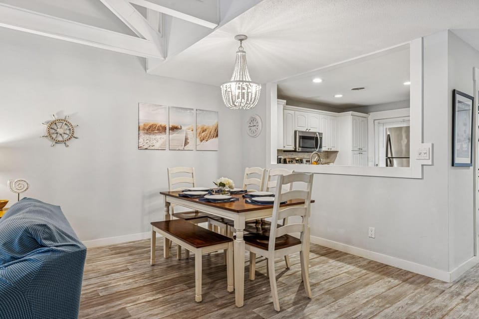 Kitchen or kitchenette, Seating area, Dining area