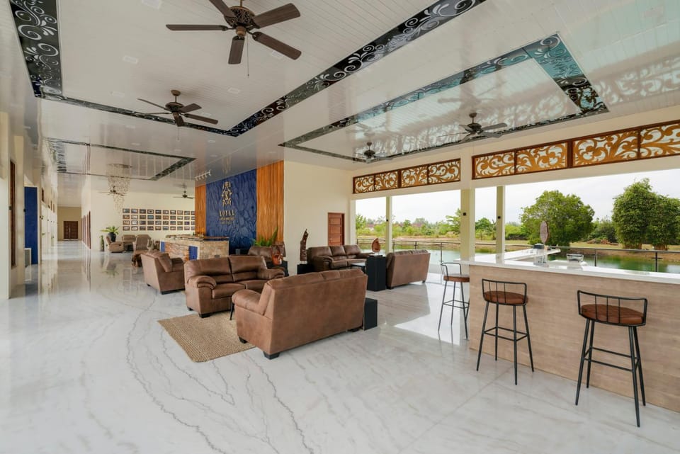 Lobby or reception, Lounge or bar, Lake view