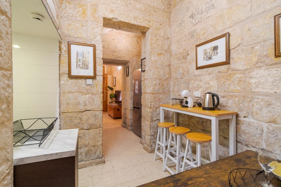 Knights Castle 1859 AD - Sliema Ferries - Seaside House in Sliema