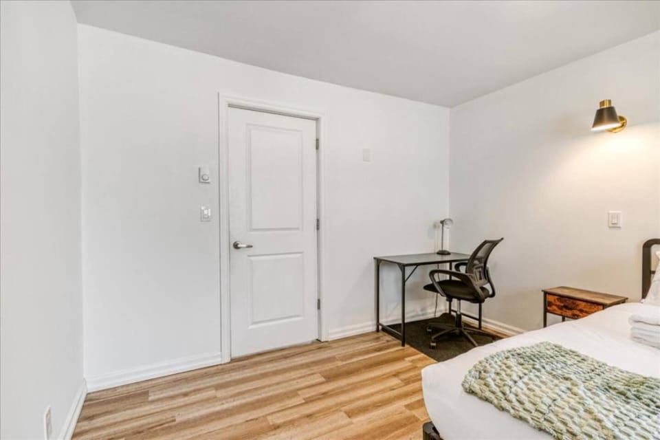 Charming 2 Bed 1 Bathroom Escape with Free Parking and WiFi Apartment in Sudbury
