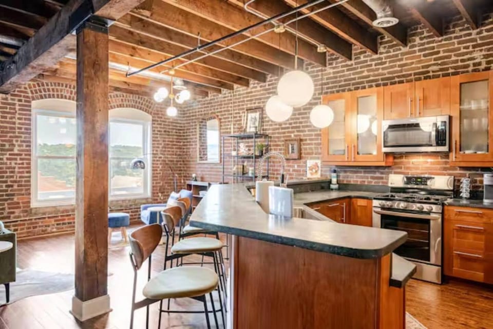 The Loft on Main, Penthouse Loft near Main Street House in Madison Heights