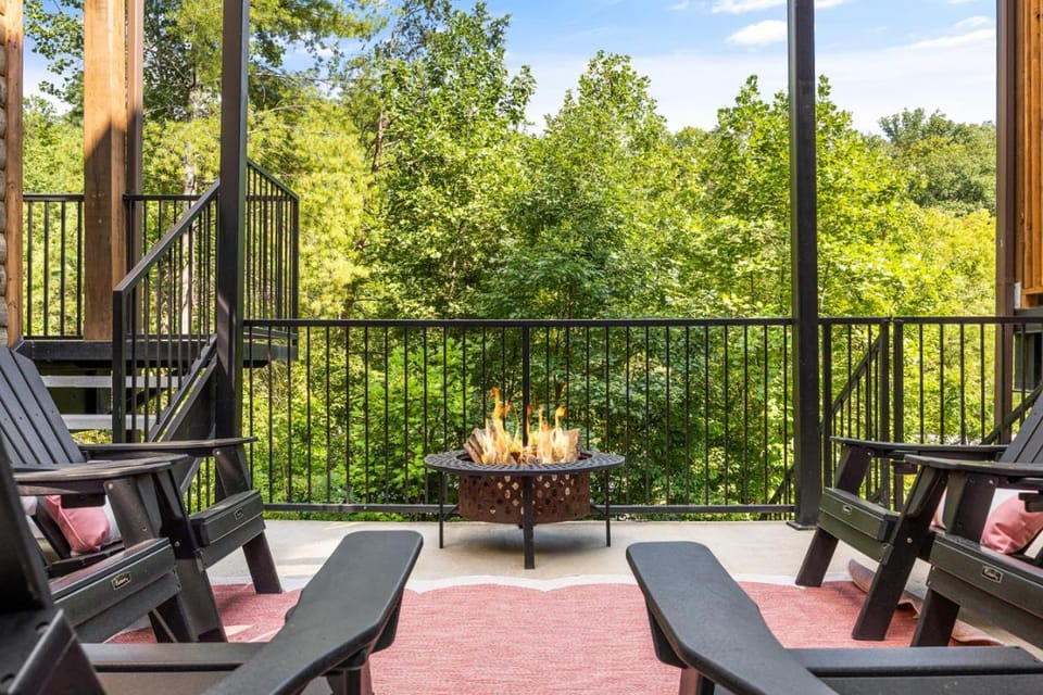 Smoky Dream Lodge Heated Pool Hot Tub Games House in Pigeon Forge
