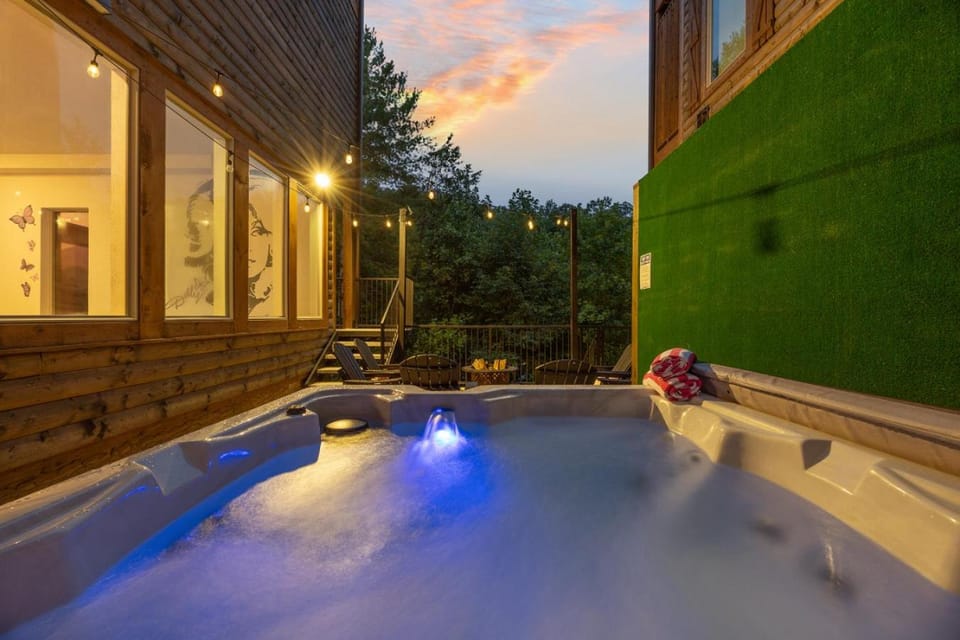 Smoky Dream Lodge Heated Pool Hot Tub Games House in Pigeon Forge