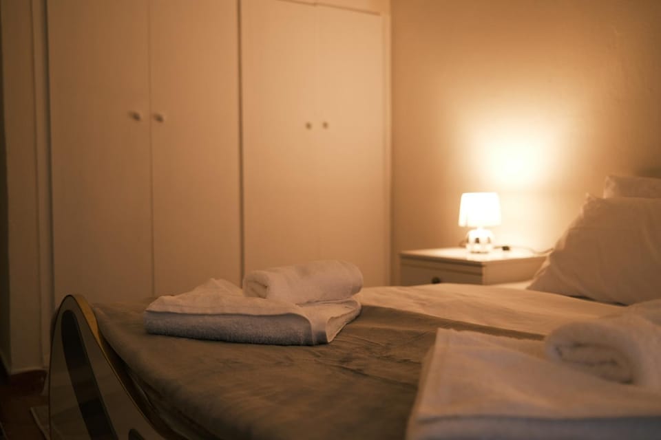 Bed, Bedroom, towels