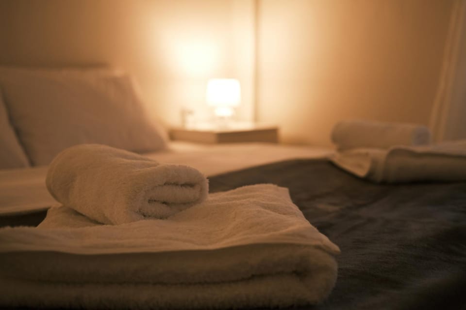 Bed, Bedroom, towels