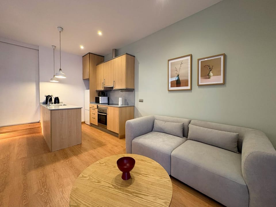 Coffee/tea facilities, Kitchen or kitchenette, Living room, Seating area, Dining area