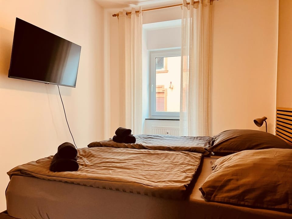 Bed, TV and multimedia, Bedroom, towels