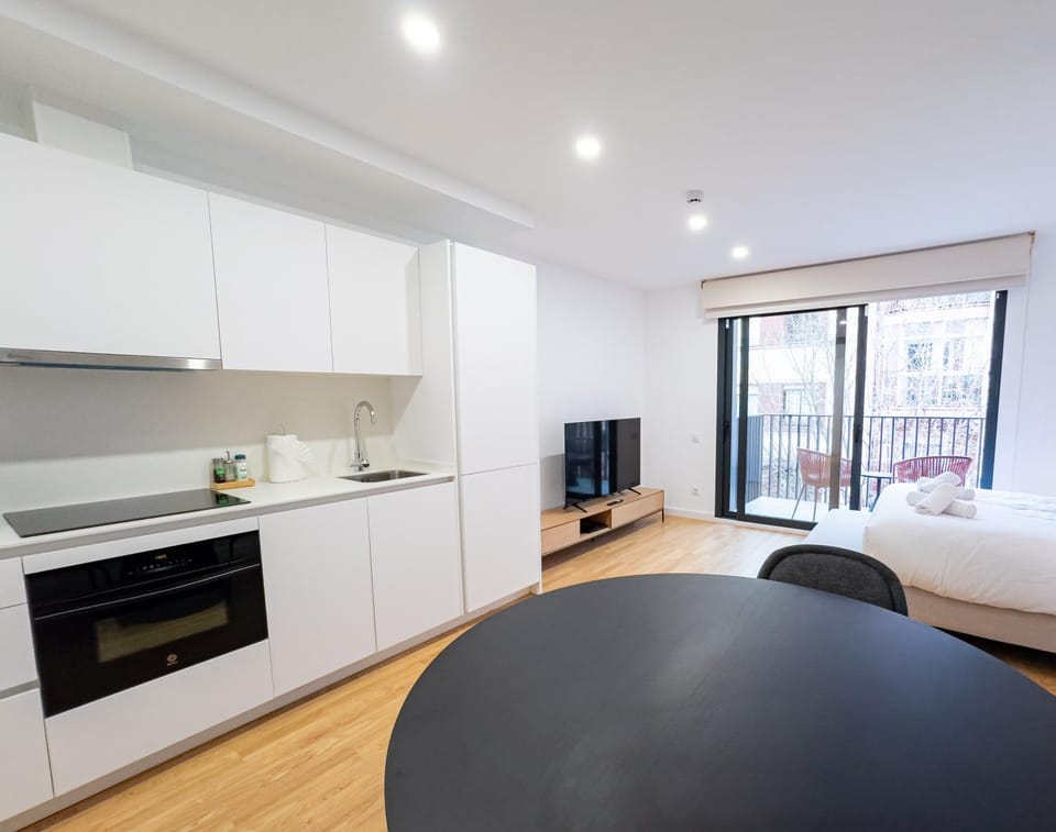 Bed, TV and multimedia, Kitchen or kitchenette, Living room, Photo of the whole room, Seating area, Dining area, Bedroom, oven