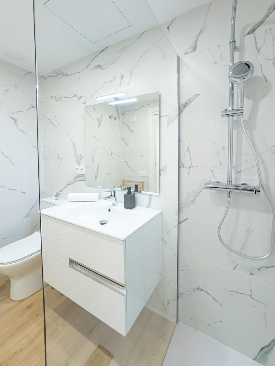 Shower, Toilet, Bathroom, towels