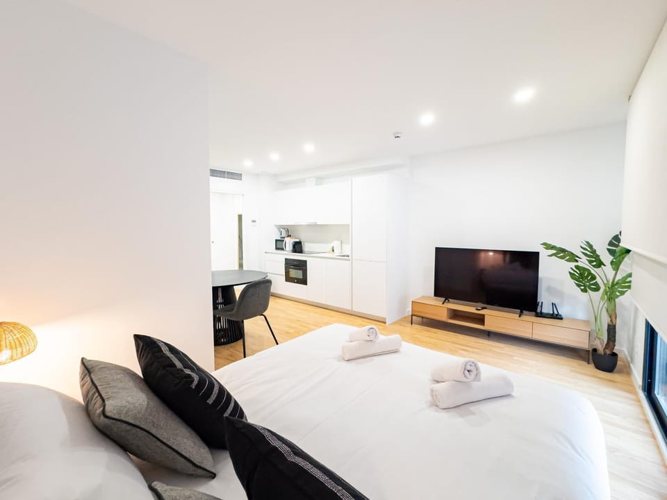 Bed, TV and multimedia, Photo of the whole room, Bedroom, towels