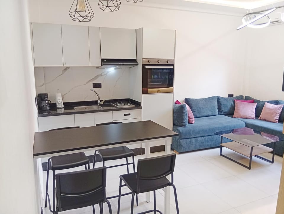 Kitchen or kitchenette, Living room, Seating area, Dining area, minibar