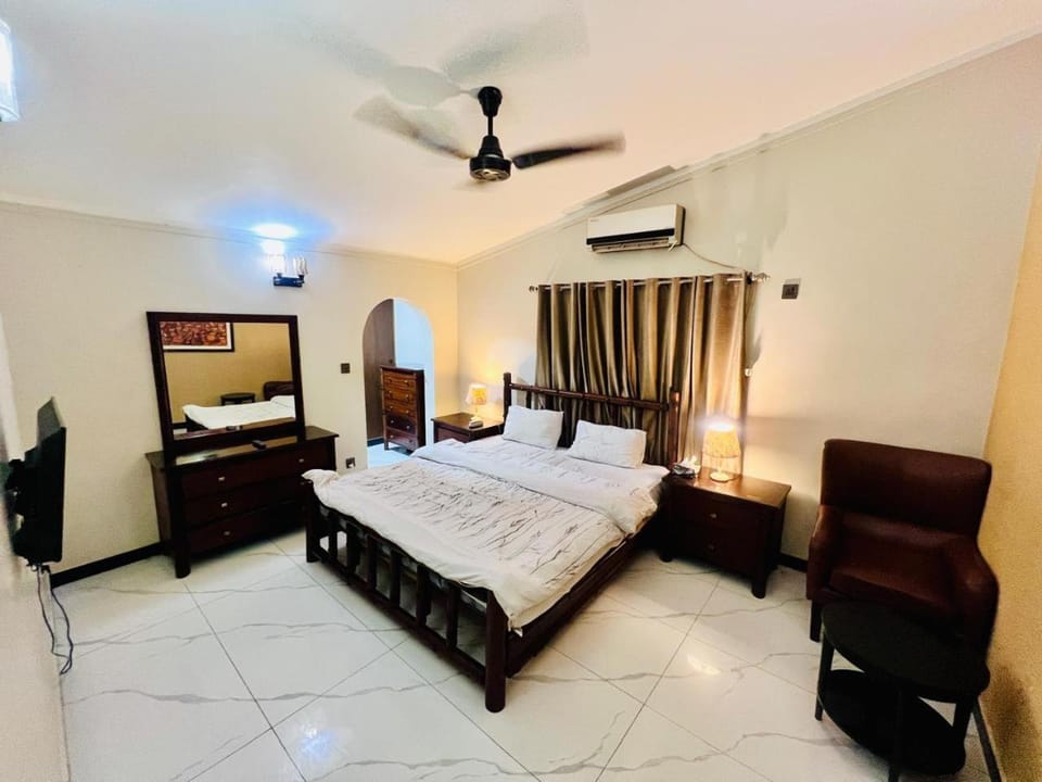 Bed, TV and multimedia, Living room, Photo of the whole room, Seating area, Bedroom, air conditioner