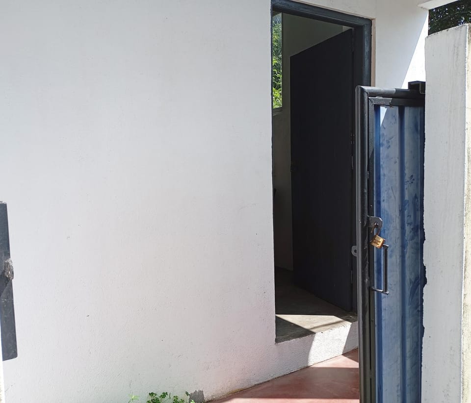 Non-AC budget Room Apartment in Western Province